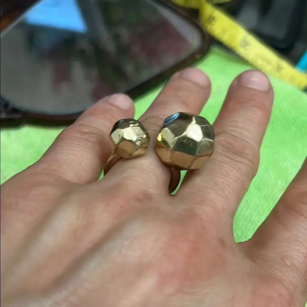 Elegant Gold-Toned Geometric Ring